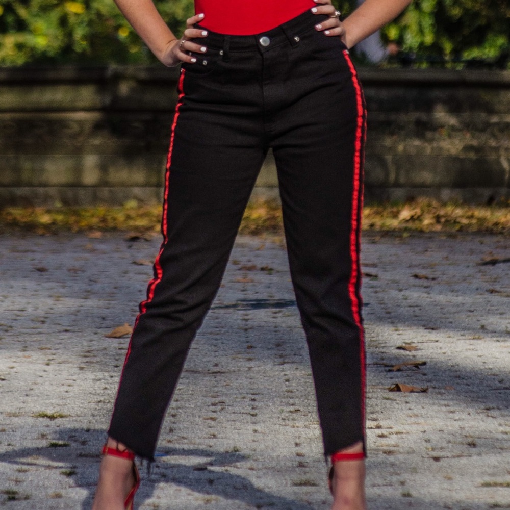Boyfriend/mom jeans black with red sport striped